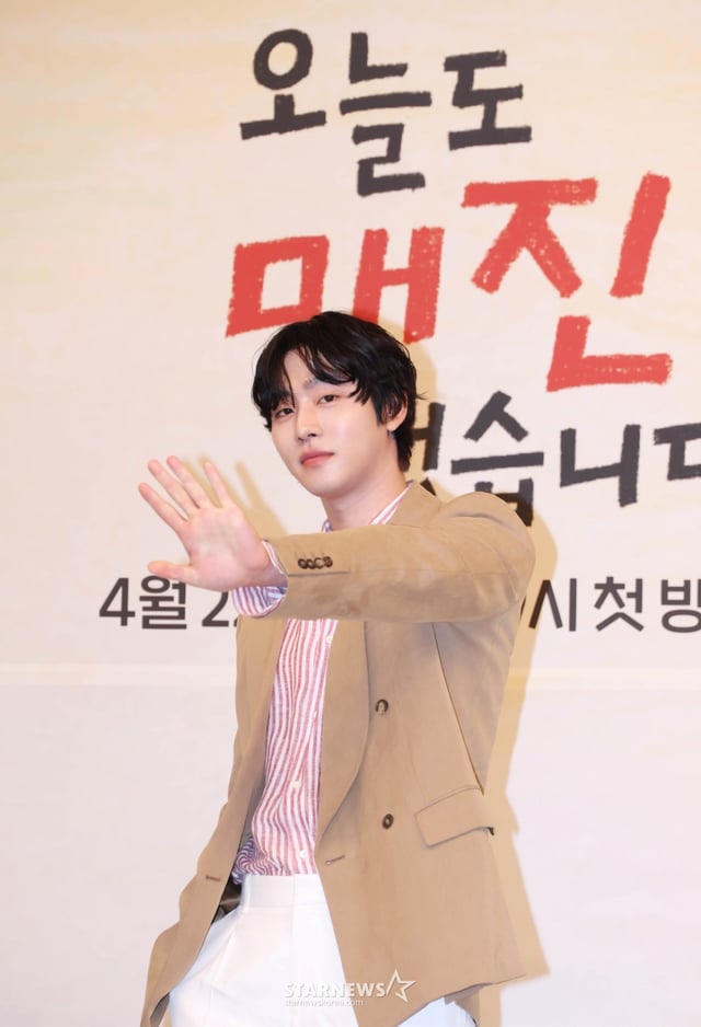 배우 안효섭이 15일 오후 서울 양천구 목동 SBS에서 진행된 SBS 수목드라마 '오늘도 매진했습니다' 제작발표회에 참석해 포즈를 취하고 있다. /2026.04.15 /사진=이동훈 photoguy@