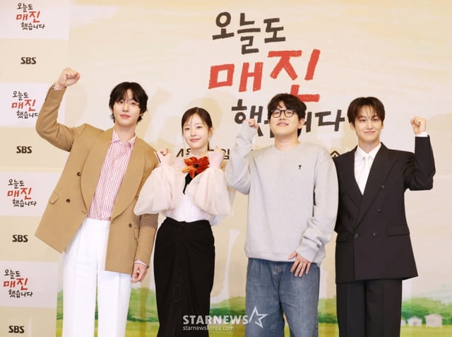배우 안효섭, 채원빈, 안종연 감독, 배우 김범이 15일 오후 서울 양천구 목동 SBS에서 진행된 SBS 수목드라마 '오늘도 매진했습니다' 제작발표회에 참석해 포즈를 취하고 있다. /2026.04.15 /사진=이동훈 photoguy@