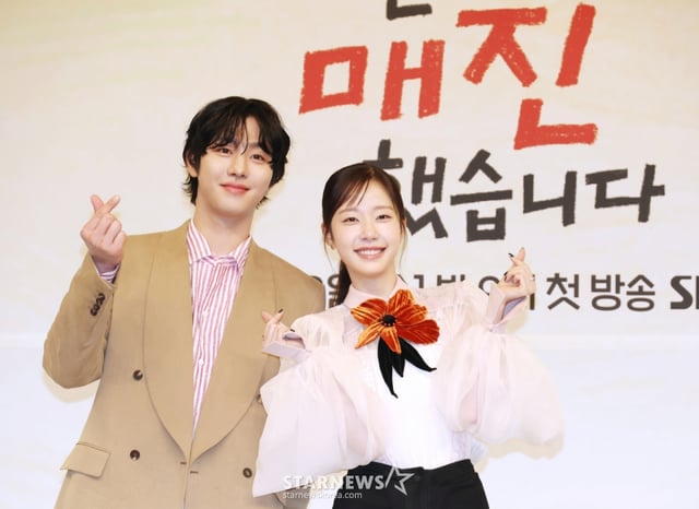 배우 안효섭, 채원빈이 15일 오후 서울 양천구 목동 SBS에서 진행된 SBS 수목드라마 '오늘도 매진했습니다' 제작발표회에 참석해 포즈를 취하고 있다. /2026.04.15 /사진=이동훈 photoguy@