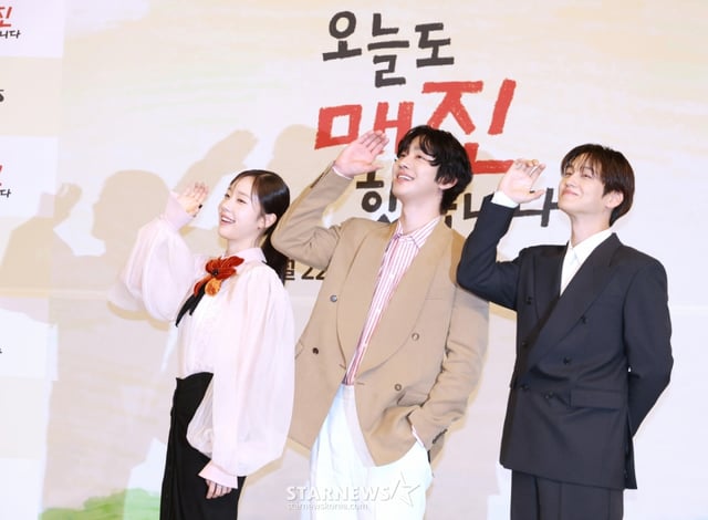 배우 채원빈, 안효섭, 김범이 15일 오후 서울 양천구 목동 SBS에서 진행된 SBS 수목드라마 '오늘도 매진했습니다' 제작발표회에 참석해 포즈를 취하고 있다. /2026.04.15 /사진=이동훈 photoguy@