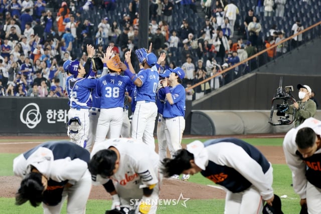 삼성 라이온즈 선수들이 15일 대전 한화생명볼파크에서 열린 2026 신한 SOL KBO리그 한화 이글스와 방문경기에서 승리를 거두고 세리머니를 하고 있다. /사진=강영조 선임기자