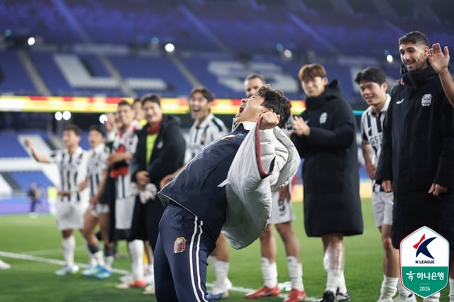 김기동 FC서울 감독이 15일 울산 문수축구경기장에서 열린 울산 HD전 4-1 승리 후 원정 팬들 앞에서 기뻐하고 있다. /사진=한국프로축구연맹 제공