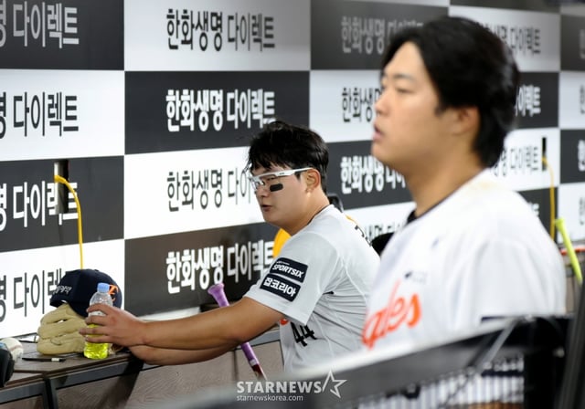한화 이글스 마무리 김서현(왼쪽)이 14일 대전 한화생명볼파크에서 열린 2026 신한 SOL KBO리그 삼성 라이온즈와 방문경기에서 패한 뒤 더그아웃에서 아쉬워하고 있다. 오른쪽엔 강백호. /사진=강영조 선임기자