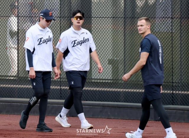 한화 김서현(가운데)이 15일 대전 한화생명볼파크에서 열린 2026 신한 SOL KBO리그 삼성 라이온즈전을 앞두고 새로 마루미를 맡게 된 잭 쿠싱(오른쪽)과 스쳐지나고 있다. /사진=강영조 선임기자