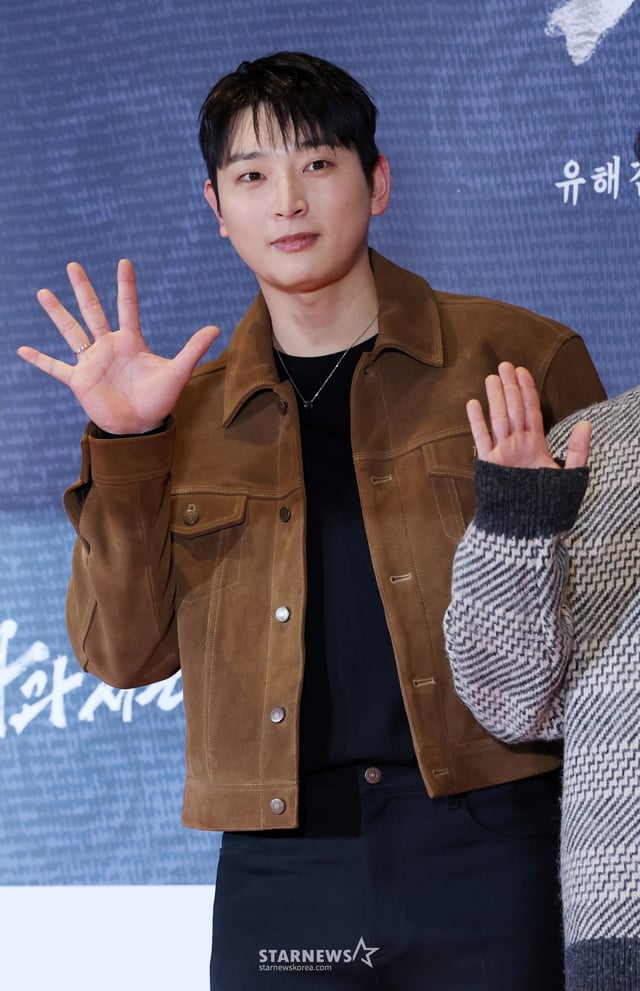 가수 정진운이 27일 서울 송파구 롯데시네마 월드타워에서 진행된 영화 '왕과 사는 남자' VIP 시사회 포토월에 참석해 포즈를 취하고 있다. /2026.01.27 /사진=김휘선 hwijpg@