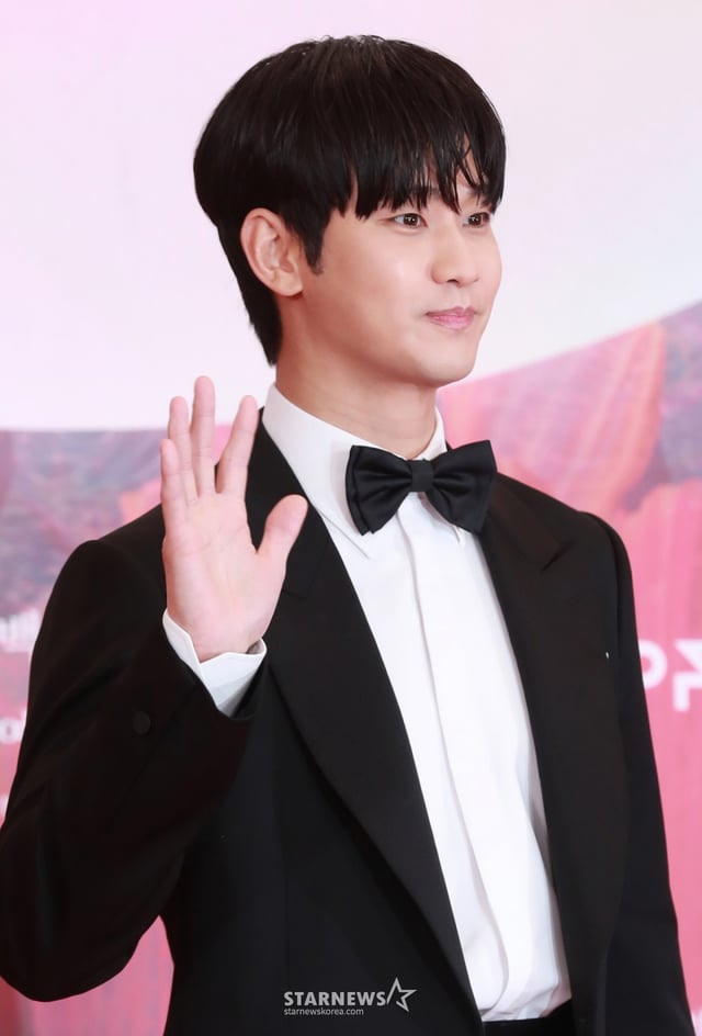 배우 김수현이 7일 오후 서울 강남구 코엑스에서 진행된 제60회 백상예술대상 레드카펫 행사에 참석해 포즈를 취하고 있다. /2024.05.07 /사진=이동훈