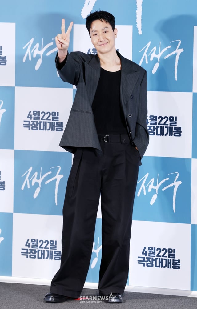 배우 정우가 16일 서울 CGV 용산아이파크몰에서 열린 영화 '짱구'(정우·오성호 공동 연출) 언론시사회 및 기자간담회에서 포즈를 취하고 있다./2026.04.16 /사진=김휘선 hwijpg@