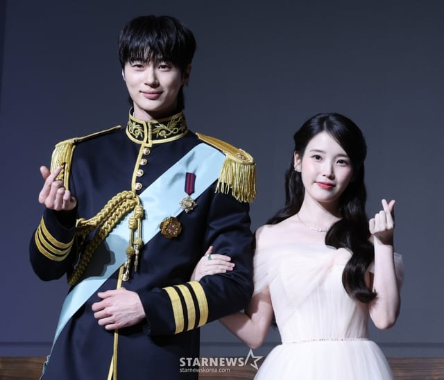 [서울=뉴시스] 조수정 기자 = 배우 아이유(이지은)와 변우석이 6일 오후 서울 강남구 조선팰리스 서울강남에서 열린 MBC 금토드라마 '21세기 대군부인' 제작발표회에서 포토타임 때 포즈를 취하고 있다. 21세기 대군부인은 오는 10일부터 방송한다. 2026.04.06. chocrystal@newsis.com /사진=조수정