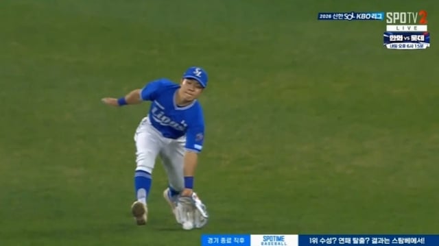 9회말 아웃으로 판정된 채은성의 타구가 느린 화면 확인 결과 포구 전 땅에 먼저 닿은 것으로 확인됐다. 그러나 한화는 비디오판독을 신청하지 않았다. /사진=SPOTV2 중계 화면 갈무리