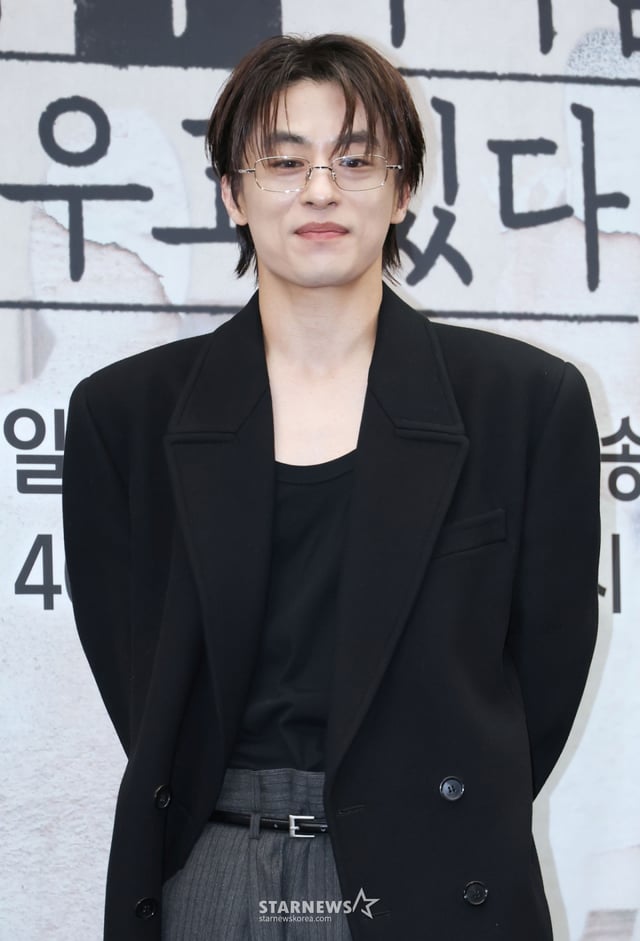 배우 구교환이 17일 오후 서울 마포구 상암동 스탠포드호텔에서 진행된 JTBC 토일드라마 '모두가 자신의 무가치함과 싸우고 있다' 제작발표회에 참석해 포즈를 취하고 있다. 잘난 친구들 사이에서 혼자만 안 풀려 시기와 질투로 괴로워 미쳐버린 인간의 평화 찾기를 따라가는 드라마 '모두가 자신의 무가치함과 싸우고 있다'는 오는 18일 첫 방송된다. /2026.04.17 /사진=이동훈 photoguy@