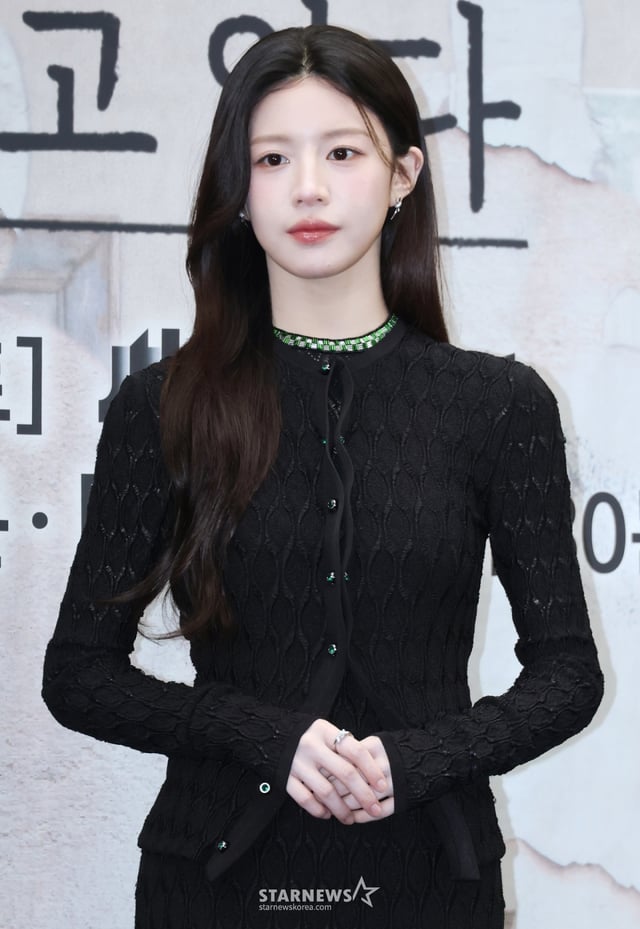 배우 고윤정이 17일 오후 서울 마포구 상암동 스탠포드호텔에서 진행된 JTBC 토일드라마 '모두가 자신의 무가치함과 싸우고 있다' 제작발표회에 참석해 포즈를 취하고 있다. 잘난 친구들 사이에서 혼자만 안 풀려 시기와 질투로 괴로워 미쳐버린 인간의 평화 찾기를 따라가는 드라마 '모두가 자신의 무가치함과 싸우고 있다'는 오는 18일 첫 방송된다. /2026.04.17 /사진=이동훈 photoguy@
