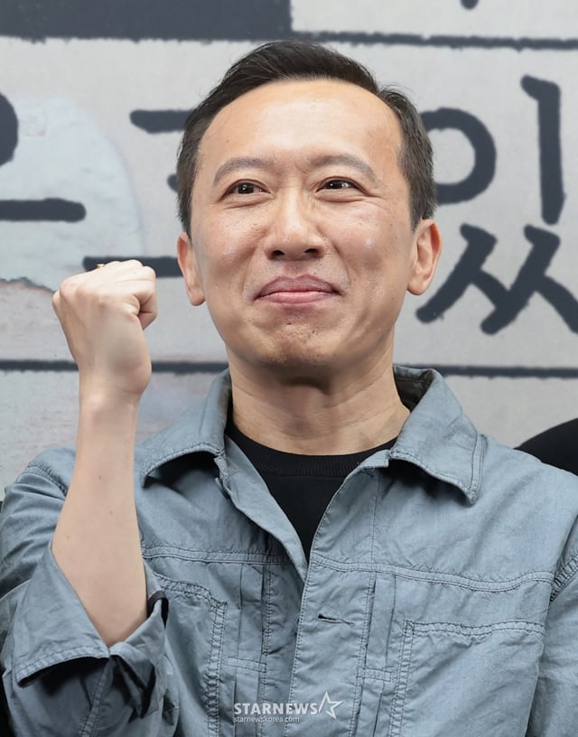 (서울=뉴스1) 권현진 기자 = 차영훈 감독이 17일 서울 마포구 상암동 스탠포드 호텔에서 열린 JTBC 드라마 '모두가 자신의 무가치함과 싸우고 있다'(이하 모자무싸) 제작발표회에 참석해 포즈를 취하고 있다. '모자무싸'는 잘난 친구들 사이에서 혼자만 안 풀려 시기와 질투로 괴로워 미쳐버린 인간의 평화 찾기를 따라가는 드라마다. 2026.4.17/뉴스1 Copyright © 뉴스1. All rights reserved. 무단 전재 및 재배포, AI학습 이용 금지. /사진=(서울=뉴스1) 권현진 기자