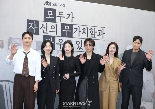 배우 오정세, 강말금, 고윤정, 구교환, 한선화, 박해준이 17일 오후 서울 마포구 상암동 스탠포드호텔에서 진행된 JTBC 토일드라마 '모두가 자신의 무가치함과 싸우고 있다' 제작발표회에 참석해 포즈를 취하고 있다. 잘난 친구들 사이에서 혼자만 안 풀려 시기와 질투로 괴로워 미쳐버린 인간의 평화 찾기를 따라가는 드라마 '모두가 자신의 무가치함과 싸우고 있다'는 오는 18일 첫 방송된다. /2026.04.17 /사진=이동훈 photoguy@