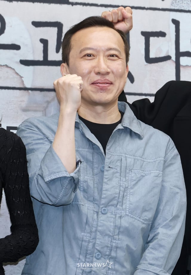 차영훈 감독이 17일 오후 서울 마포구 상암동 스탠포드호텔에서 진행된 JTBC 토일드라마 '모두가 자신의 무가치함과 싸우고 있다' 제작발표회에 참석해 포즈를 취하고 있다. 잘난 친구들 사이에서 혼자만 안 풀려 시기와 질투로 괴로워 미쳐버린 인간의 평화 찾기를 따라가는 드라마 '모두가 자신의 무가치함과 싸우고 있다'는 오는 18일 첫 방송된다. /2026.04.17 /사진=이동훈 photoguy@