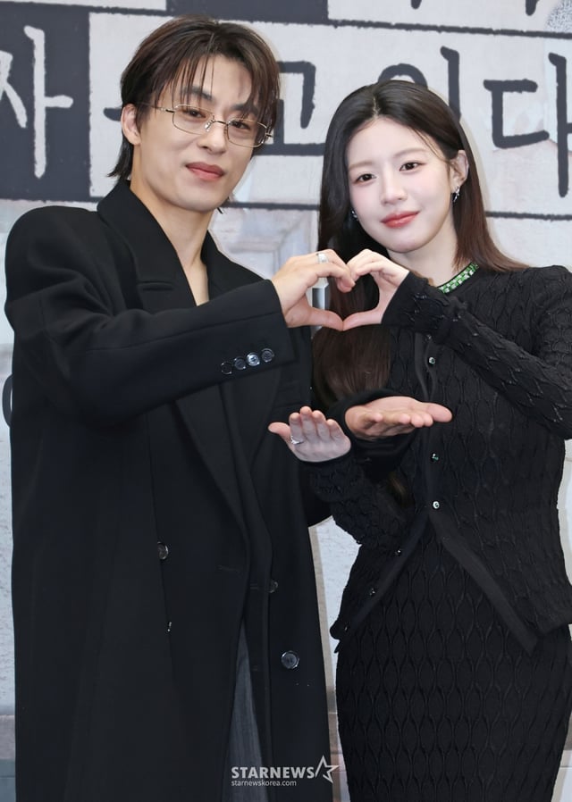 배우 구교환, 고윤정이 17일 오후 서울 마포구 상암동 스탠포드호텔에서 진행된 JTBC 토일드라마 '모두가 자신의 무가치함과 싸우고 있다' 제작발표회에 참석해 포즈를 취하고 있다. 잘난 친구들 사이에서 혼자만 안 풀려 시기와 질투로 괴로워 미쳐버린 인간의 평화 찾기를 따라가는 드라마 '모두가 자신의 무가치함과 싸우고 있다'는 오는 18일 첫 방송된다. /2026.04.17 /사진=이동훈 photoguy@