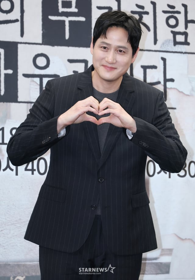 배우 박해준이 17일 오후 서울 마포구 상암동 스탠포드호텔에서 진행된 JTBC 토일드라마 '모두가 자신의 무가치함과 싸우고 있다' 제작발표회에 참석해 포즈를 취하고 있다. 잘난 친구들 사이에서 혼자만 안 풀려 시기와 질투로 괴로워 미쳐버린 인간의 평화 찾기를 따라가는 드라마 '모두가 자신의 무가치함과 싸우고 있다'는 오는 18일 첫 방송된다. /2026.04.17 /사진=이동훈 photoguy@