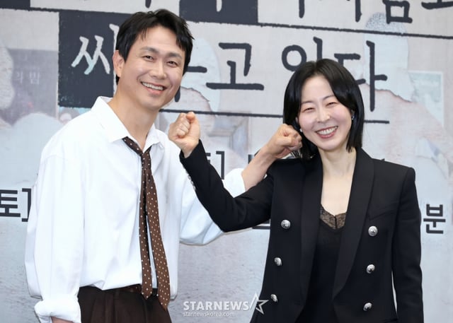 배우 오정세, 강말금이 17일 오후 서울 마포구 상암동 스탠포드호텔에서 진행된 JTBC 토일드라마 '모두가 자신의 무가치함과 싸우고 있다' 제작발표회에 참석해 포즈를 취하고 있다. 잘난 친구들 사이에서 혼자만 안 풀려 시기와 질투로 괴로워 미쳐버린 인간의 평화 찾기를 따라가는 드라마 '모두가 자신의 무가치함과 싸우고 있다'는 오는 18일 첫 방송된다. /2026.04.17 /사진=이동훈 photoguy@