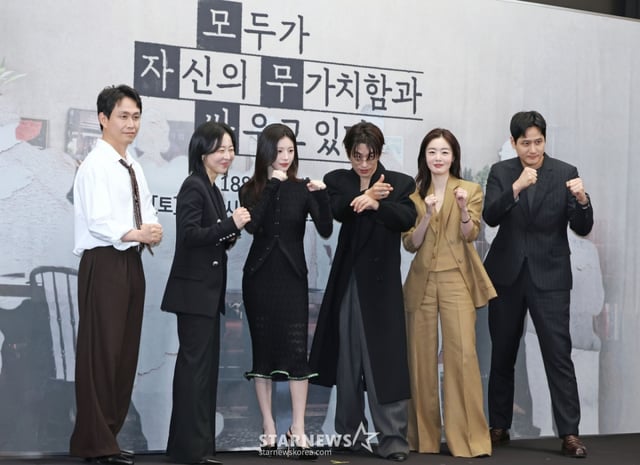 배우 오정세, 강말금, 고윤정, 구교환, 한선화, 박해준이 17일 오후 서울 마포구 상암동 스탠포드호텔에서 진행된 JTBC 토일드라마 '모두가 자신의 무가치함과 싸우고 있다' 제작발표회에 참석해 포즈를 취하고 있다. 잘난 친구들 사이에서 혼자만 안 풀려 시기와 질투로 괴로워 미쳐버린 인간의 평화 찾기를 따라가는 드라마 '모두가 자신의 무가치함과 싸우고 있다'는 오는 18일 첫 방송된다. /2026.04.17 /사진=이동훈 photoguy@