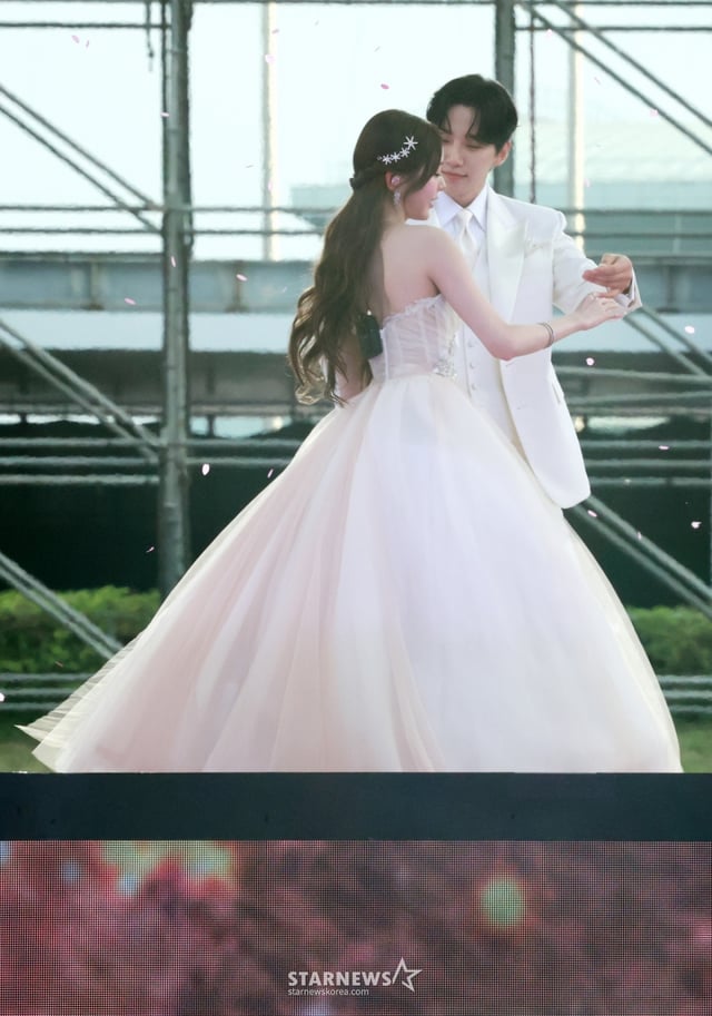 이준호와 장원영이 6일 가오슝 내셔널 스타디움에서 진행된 스타뉴스 주최 '10주년 아시아 아티스트 어워즈 2025(10th Anniversary Asia Artist Awards 2025, '10주년 AAA 2025')에서 MC로 무대에 올라 아름다운 퍼포먼스를 선보니고 있다. 2025.12.06 /사진=임성균 tjdrbs23@