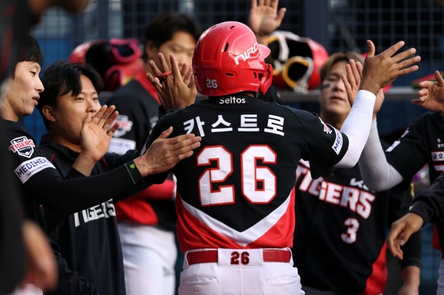17일 잠실구장에서 열린 KIA 타이거즈와 두산 베어스의 경기. 카스트로와 함께 기쁨을 나누는 KIA 선수들. /사진=KIA 타이거즈 제공