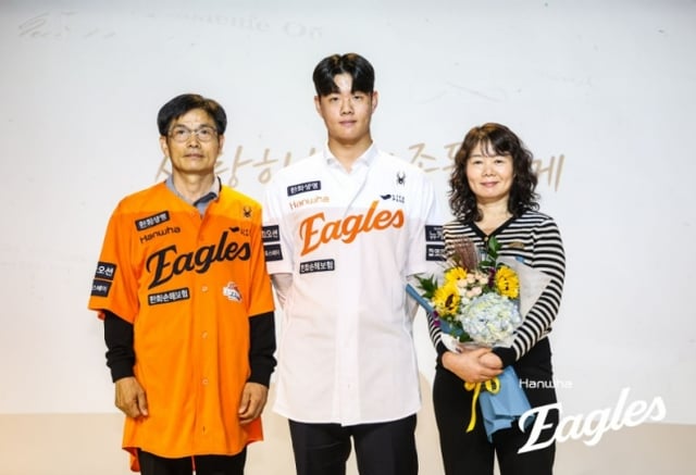 지난해 10월 신인 선수 입단식에서 박준영(가운데)이 한화 유니폼을 입고 부모님과 함께 기념촬영을 하고 있다. /사진=한화 이글스 제공