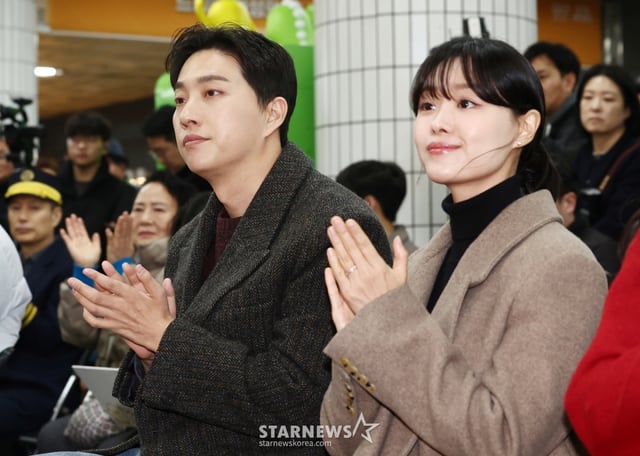 (서울=뉴스1) 김민지 기자 = 가수 송지은, 박위 부부가 29일 오후 서울 강서구 까치산역에서 열린 전역사 1역사 1동선 확보 기념행사에 참석해 손뼉을 치고 있다. 2025.12.29/뉴스1 Copyright © 뉴스1. All rights reserved. 무단 전재 및 재배포, AI학습 이용 금지. /사진=(서울=뉴스1) 김민지 기자