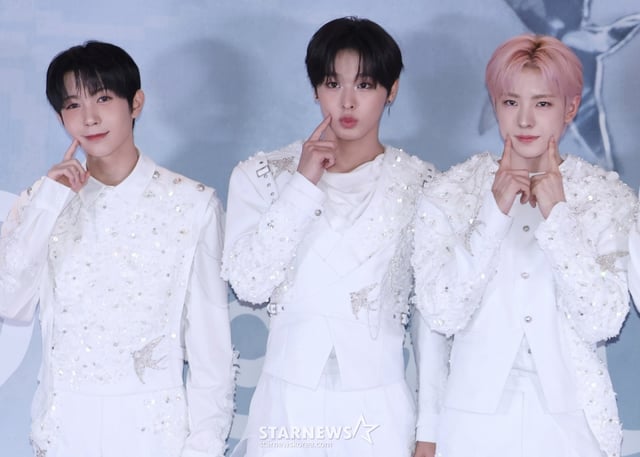 그룹 엔시티 위시(NCT WISH) 료, 리쿠, 유우시가 19일 서울 올림픽공원 KSPO DOME에서 진행된 '엔시티 위시 퍼스트 콘서트 투어 ’인투 더 위시 : 아워 위시‘시' 앙코르 인 서울' 기자간담회에 앞서 포즈를 취하고 있다. /2026.04.19 /사진=이동훈 photoguy@