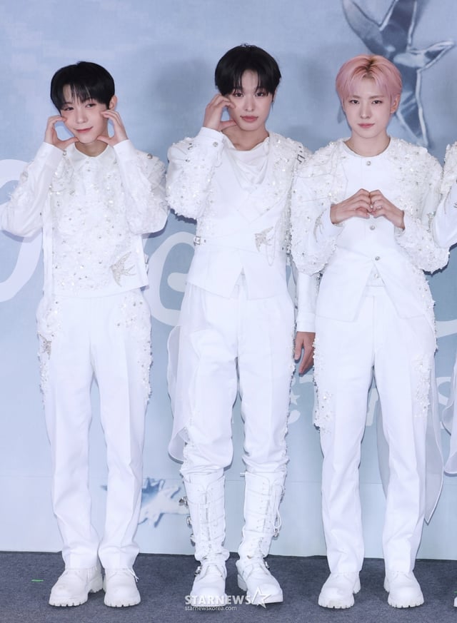 그룹 엔시티 위시(NCT WISH) 료, 리쿠, 유우시가 19일 서울 올림픽공원 KSPO DOME에서 진행된 '엔시티 위시 퍼스트 콘서트 투어 ’인투 더 위시 : 아워 위시‘시' 앙코르 인 서울' 기자간담회에 앞서 포즈를 취하고 있다. /2026.04.19 /사진=이동훈 photoguy@