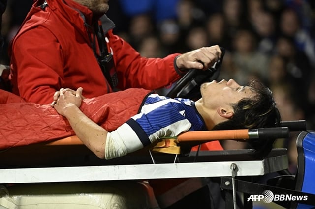 A shot of Takeshi Kubo being carried off on a stretcher due to injury. /AFPBBNews=NEWS1