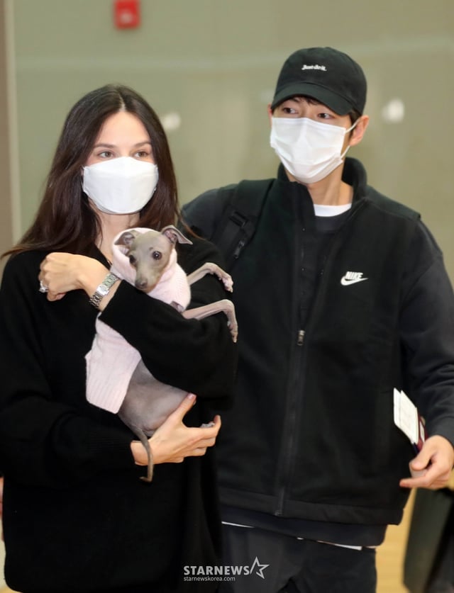 배우 송중기-케이티 커플이 넷플릭스 영화 '로기완' 촬영을 위해 16일 오전 인천국제공항을 통해 출국하고 있다. 2023.02.16