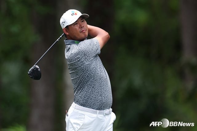 Kim Si-woo hits a driver tee shot during the final fourth round of the RBC Heritage, a signature event on the U.S. PGA Tour, held on the 20th at Harbour Town Golf Links (par 71) in Hilton Head Island, South Carolina. /AFPBBNews=NEWS1