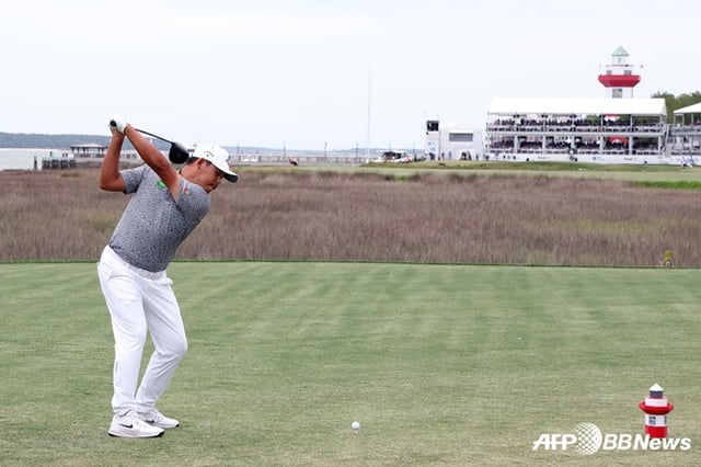 Kim Si-woo hits a driver tee shot during the final fourth round of the RBC Heritage, a signature event on the U.S. PGA Tour, held on the 20th at Harbour Town Golf Links (par 71) in Hilton Head Island, South Carolina. /AFPBBNews=NEWS1