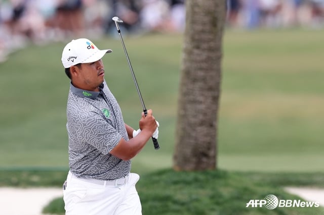 Kim Si-woo hits an iron shot and watches his ball during the final fourth round of the RBC Heritage, a signature event on the U.S. PGA Tour, held on the 20th at Harbour Town Golf Links (par 71) in Hilton Head Island, South Carolina. /AFPBBNews=NEWS1