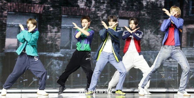 그룹 코르티스가 20일 서울 광진구 예스24 라이브홀에서 진행된 미니 2집 'GREENGREEN' 발매 기념 쇼케이스에서 멋진 무대를 선보이고 있다. /2026.04.20 /사진=김휘선 hwijpg@