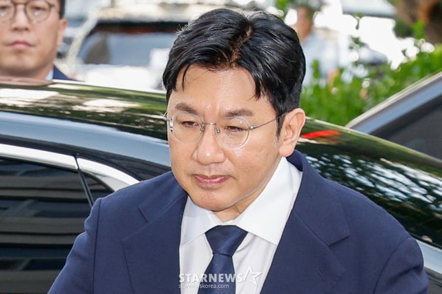 (Seoul=NEWS1) Reporter An Eun-na = Bang Si-hyuk, Chairman of HYBE, appeared at the Seoul National Police Agency's Financial Crime Investigation Division in Mapo District on the morning of the 15th to undergo investigation related to allegations of violating the Capital Markets Act (fraudulent market manipulation). 2025.9.15/NEWS1 Copyright © NEWS1. All rights reserved. Unauthorized reproduction, redistribution, or use for AI training is prohibited. /Photo=NEWS1) Reporter An Eun-na