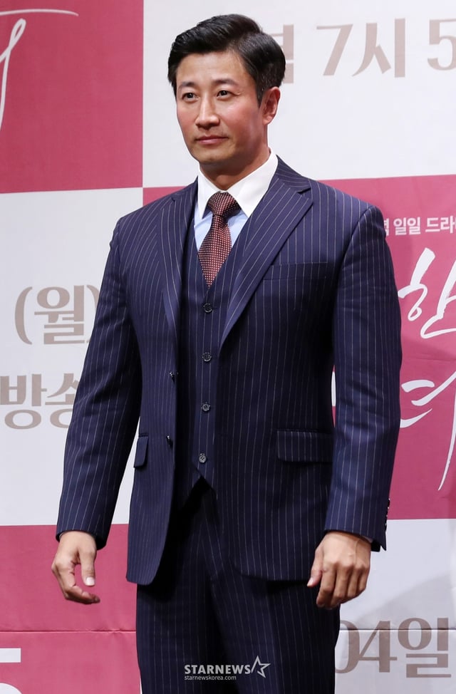 배우 이훈이 31일 오후 서울 구로구 신도림 라마다호텔에서 진행된 KBS 드라마 '우아한 모녀' 제작발표회에 참석해 포즈를 취하고 있다. 2019.10.31