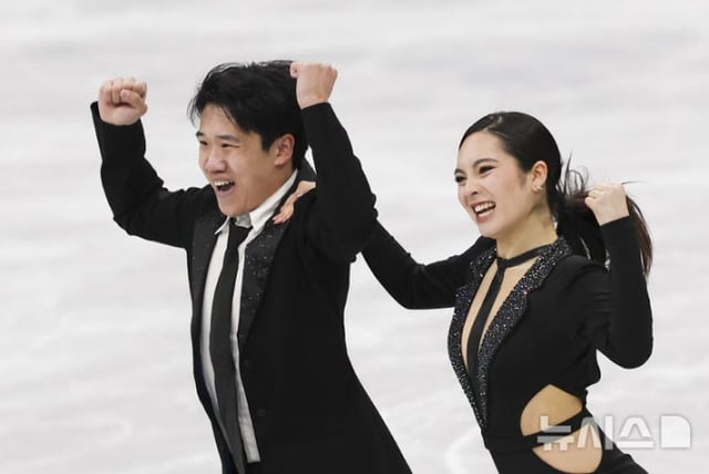 フィギュアスケートアイスダンスのクォン·イェ(右)、イム·ヘナが6日(韓国時間)、イタリア·ミラノのアイススケートアリーナで行われた2026ミラノ·コルティナ·ダンペッツォ冬季五輪フィギュアスケートチームイベントアイスダンス団体戦で演技を披露している。 /写真=ニューシス