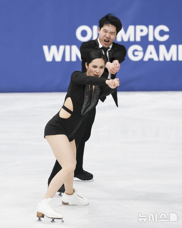演技を披露するクォン·イェ(上)-イム·ヘナの姿。 /写真=ニューシス