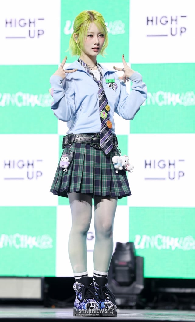 그룹 언차일드 아코가 21일 서울 용산구 블루스퀘어에서 진행된 데뷔 싱글 'We Are UNCHILD' 발매 기념 쇼케이스에서 포즈를 취하고 있다. /2026.04.21 /사진=김휘선 hwijpg@