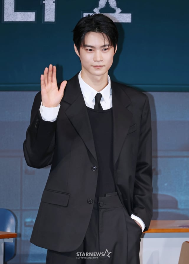 배우 현우석이 21일 오후 서울 CGV용산아이파크몰에서 진행된 넷플릭스 오리지널 시리즈 '기리고' 하이라이트 시사회 및 기자간담회에 참석해 포즈를 취하고 있다.   소원을 이뤄주는 애플리케이션 ‘기리고’의 저주로 인해 갑작스러운 죽음을 예고 받은 고등학생들이 그 저주를 피하기 위해 고군분투하는 이야기 '기리고'는 오는 24일 공개된다. /2026.04.21 /사진=이동훈 photoguy@
