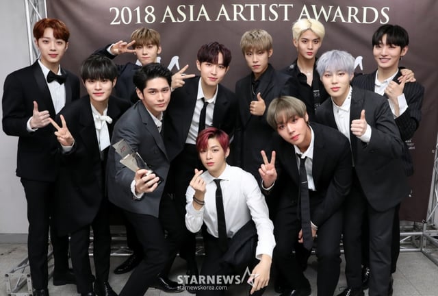 그룹 워너원이 28일 오후 인천 남동체육관에서 진행된 '2018 AAA(Asia Artist Awards)' 시상식에서 기념촬영을 하고 있다. /사진=임성균 기자