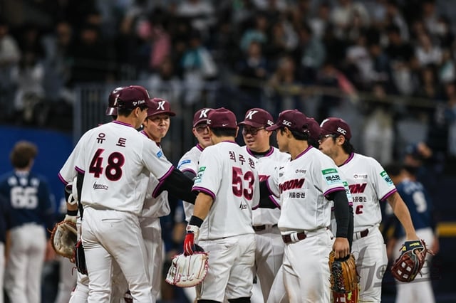 The Kiwoom Heroes players share their joy after the game on the 22nd. /Photo=Kiwoom Heroes