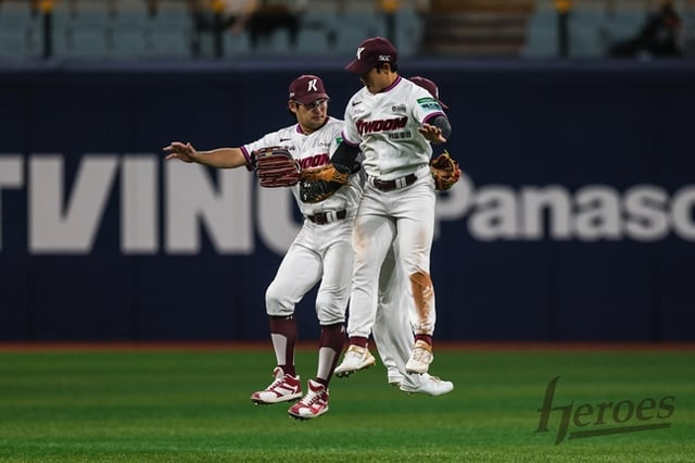 Kiwoom outfielders celebrate after achieving the three-game winning streak. /Photo=Kiwoom Heroes
