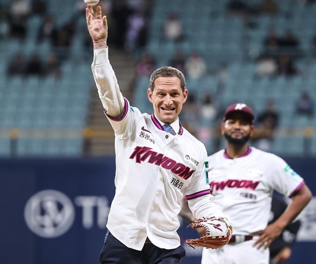 San Francisco Mayor Lurie throws the ceremonial first pitch. /Photo=Kiwoom Heroes