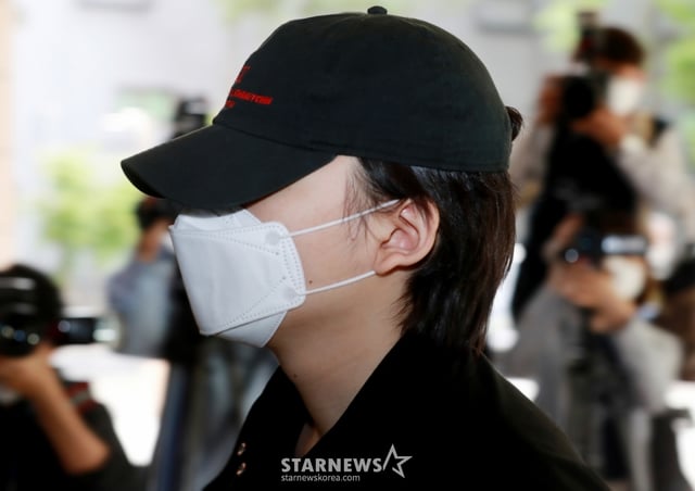 음주 교통사고를 내고 운전자를 바꿔치기한 혐의로 기소된 가수 노엘(본명 장용준)이 서울 마포구 서울서부지법에서 진행된 2차 공판에 참석하기 위해 청사로 들어서고 있다. /사진=스타뉴스
