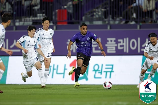 FC안양 아일톤이 22일 안양종합운동장에서 열린 울산 HD와의 하나은행 K리그1 2026 9라운드에서 드리블 돌파를 하고 있다. /사진=한국프로축구연맹 제공