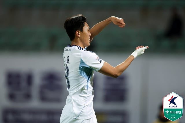 울산 HD 허율이 22일 안양종합운동장에서 열린 FC안양전에서 후반 37분 동점골을 터뜨린 뒤 골 세리머니를 하고 있다. /사진=한국프로축구연맹 제공