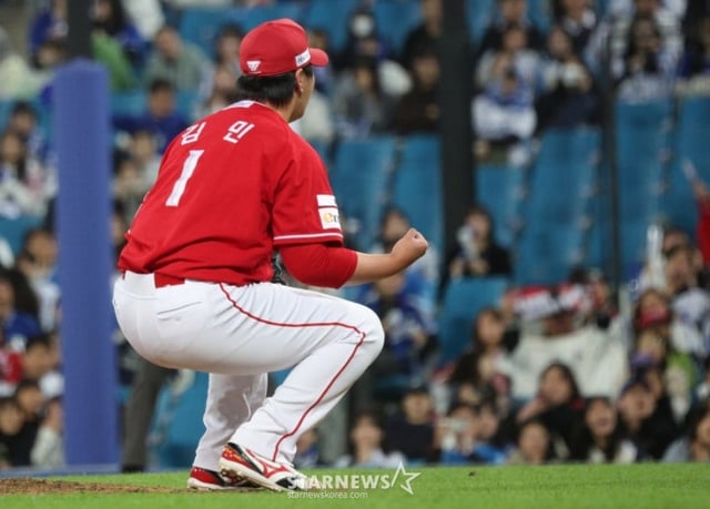 SSG 투수 김민이 22일 삼성전을 마무리한 뒤 주먹을 쥐고 았다. /사진=김진경 대기자