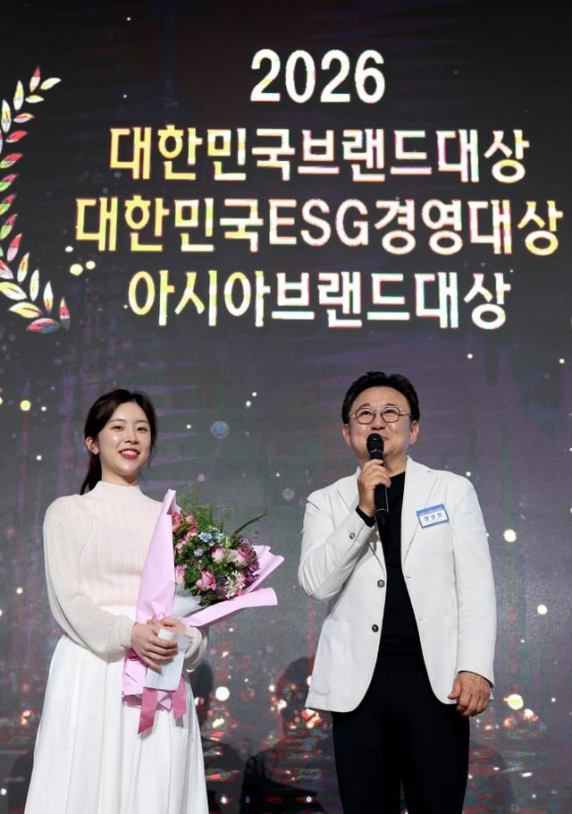 장상진 PBA 부총재(오른쪽)가 22일 '2026 대한민국브랜드대상·ESG경영대상·아시아브랜드대상' 시상식에서 PBA의 스포츠부문 대상을 수상한 뒤 정수빈과 함께 참석해 수상 소감을 밝히고 있다. /사진=PBA 제공