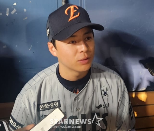 한화 이글스 노시환이 23일 잠실구장에서 열리는 LG 트윈스와 2026 신한 SOL KBO리그 홈경기에 4번 타자 3루수로 선발 출전해 팀이 1-2로 끌려가던 4회초 동점 솔로 홈런을 터뜨리는 등 팀 승리를 이끈 뒤 취재진과 인터뷰를 하고 있다. /사진=안호근 기자